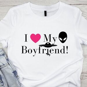 Vinyl Graphic Tee - I Love My Alien Boyfriend!